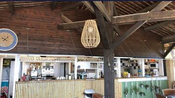 Bar (in der Unterkunft)