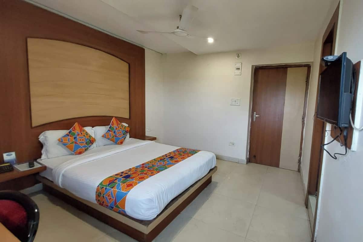 Desk, soundproofing, free WiFi, bed sheets