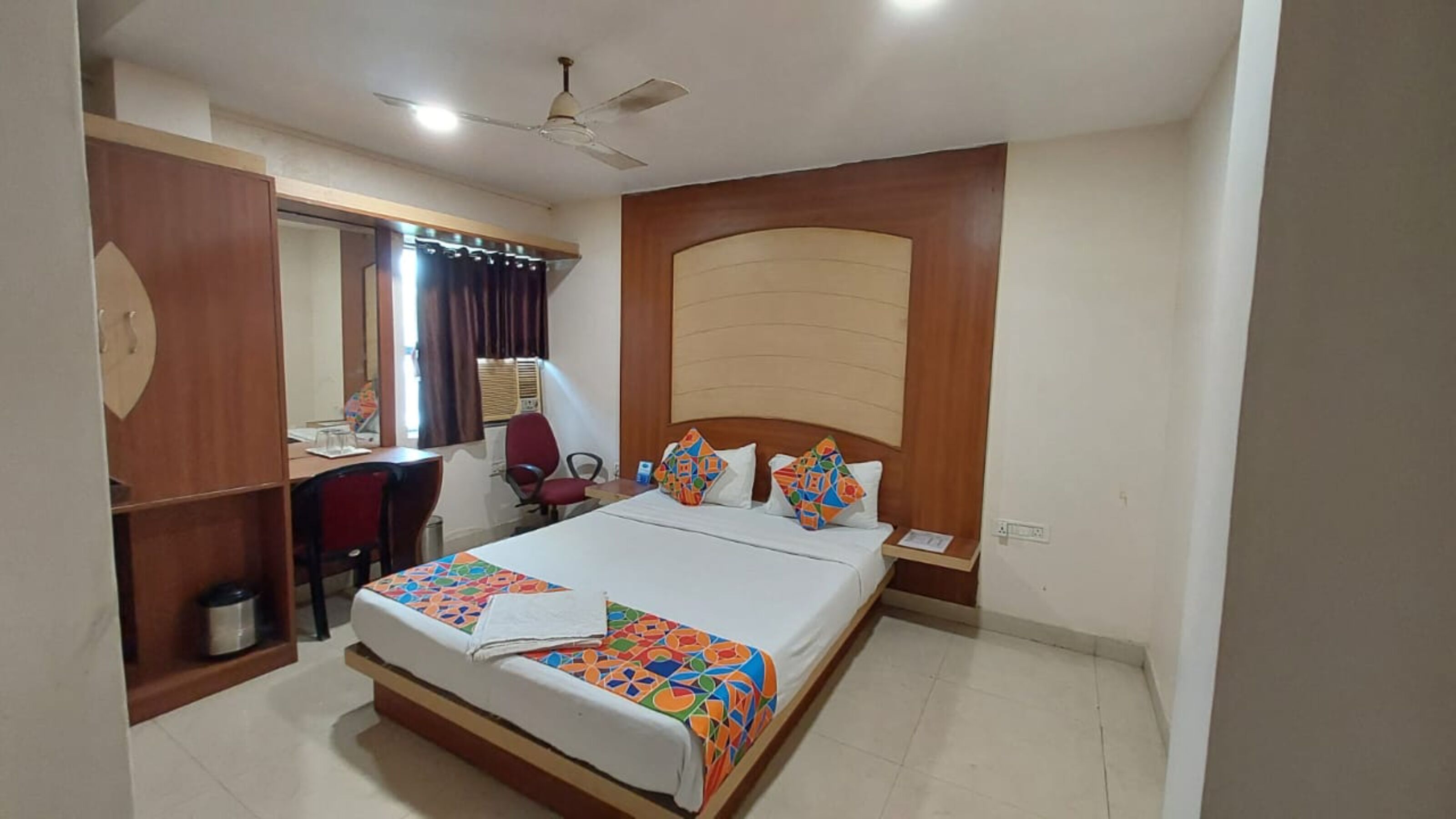 desk, free wifi, bed sheets