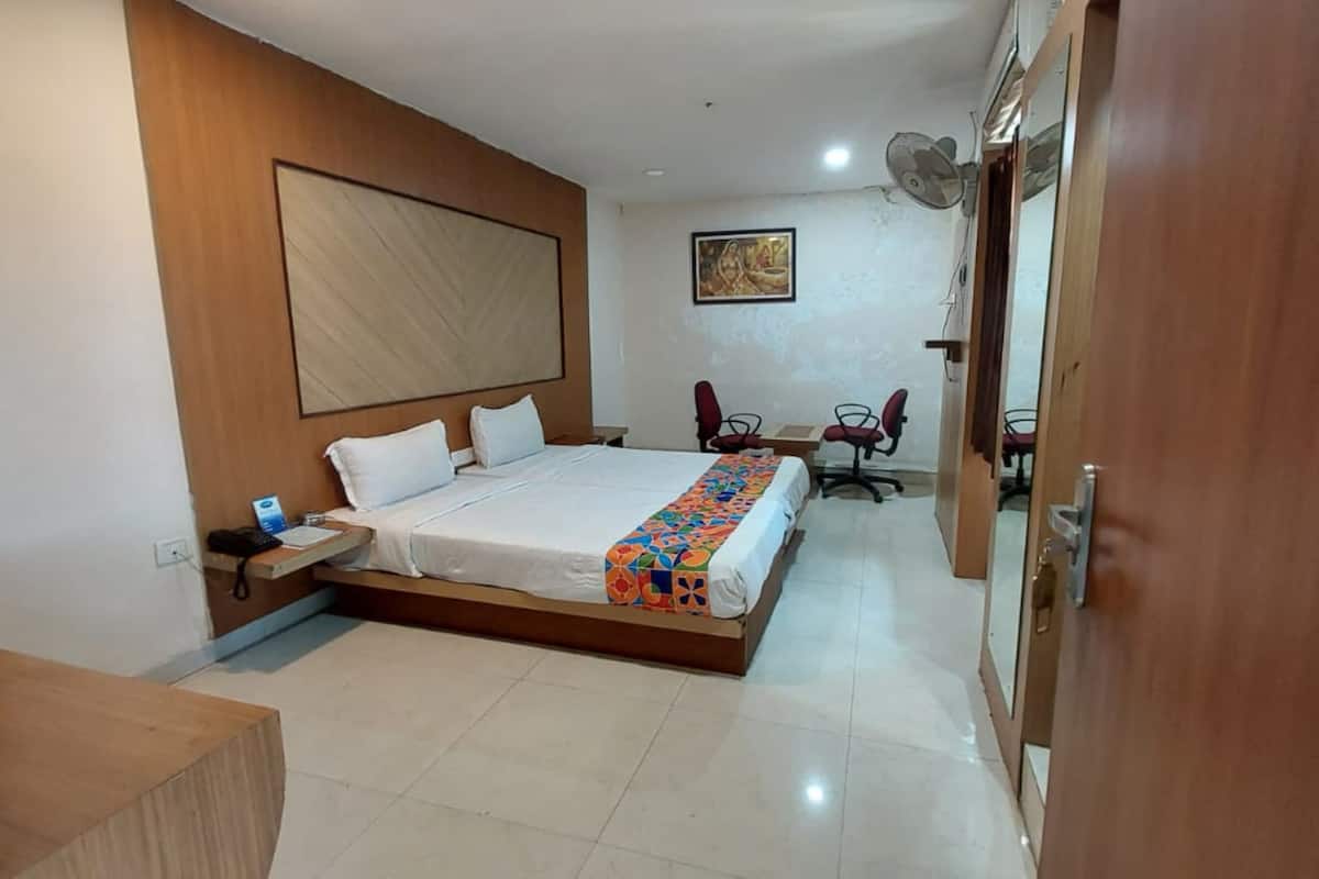 Desk, soundproofing, free WiFi, bed sheets