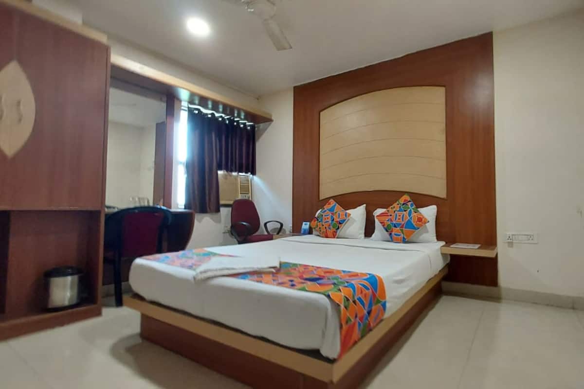 Desk, soundproofing, free WiFi, bed sheets