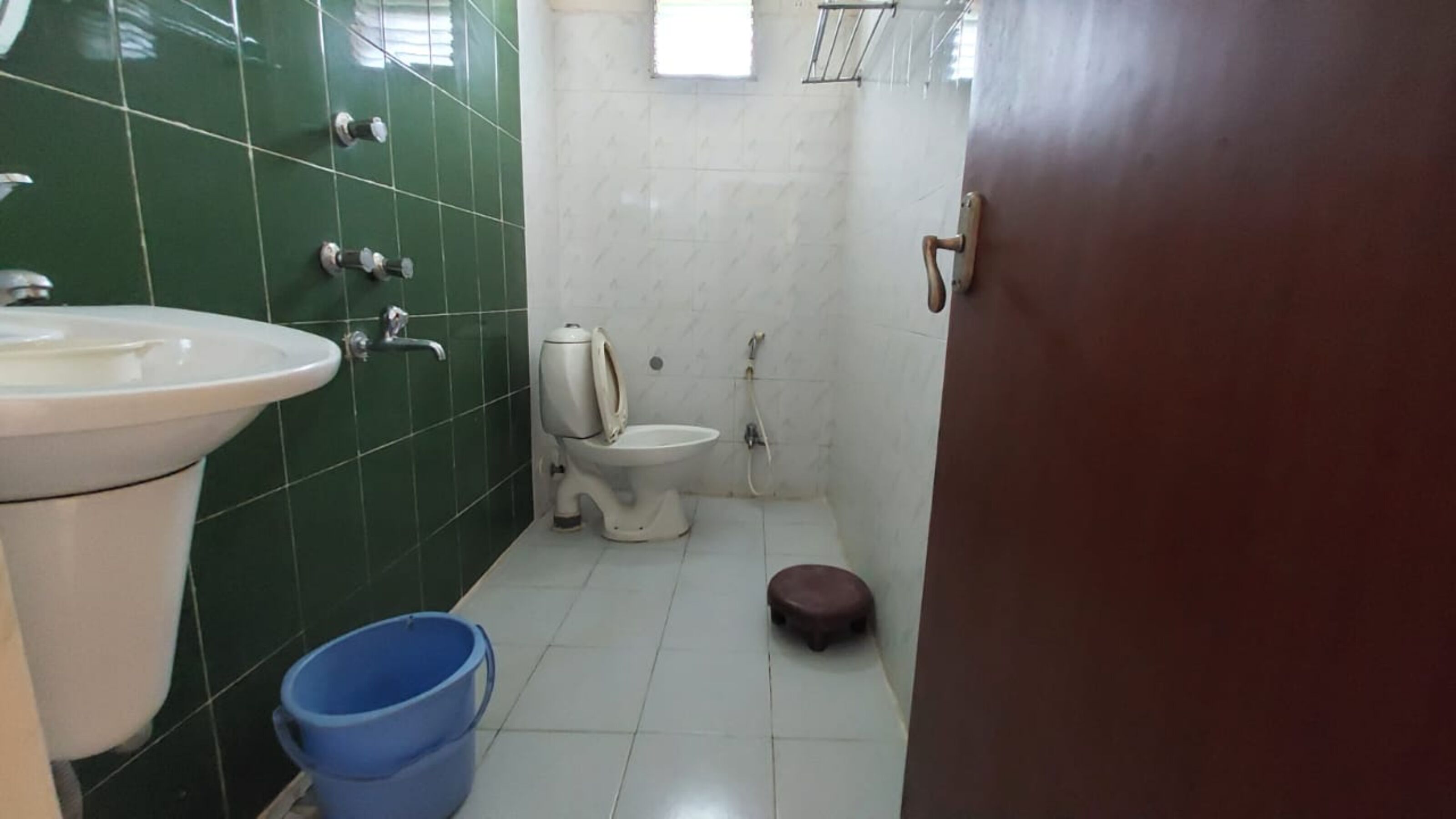 shower, rainfall showerhead, free toiletries, towels