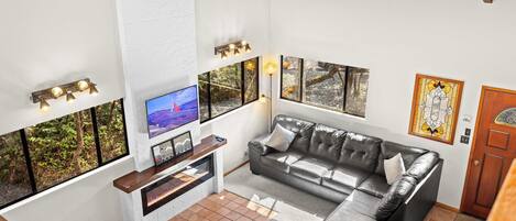 Fernseher, Kamin, Videospiele, Tischfußball