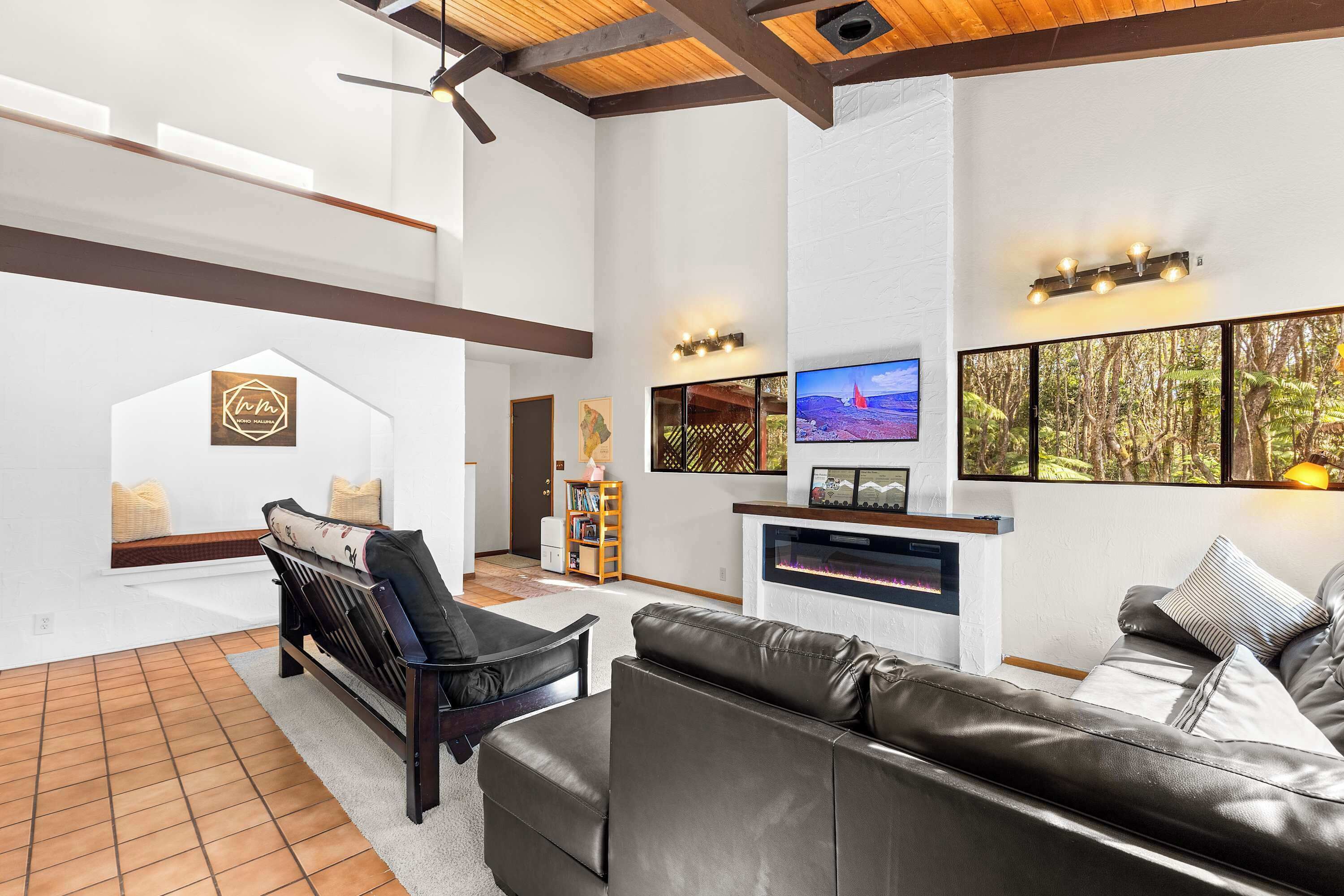 Een televisie, een open haard, videogames en boeken