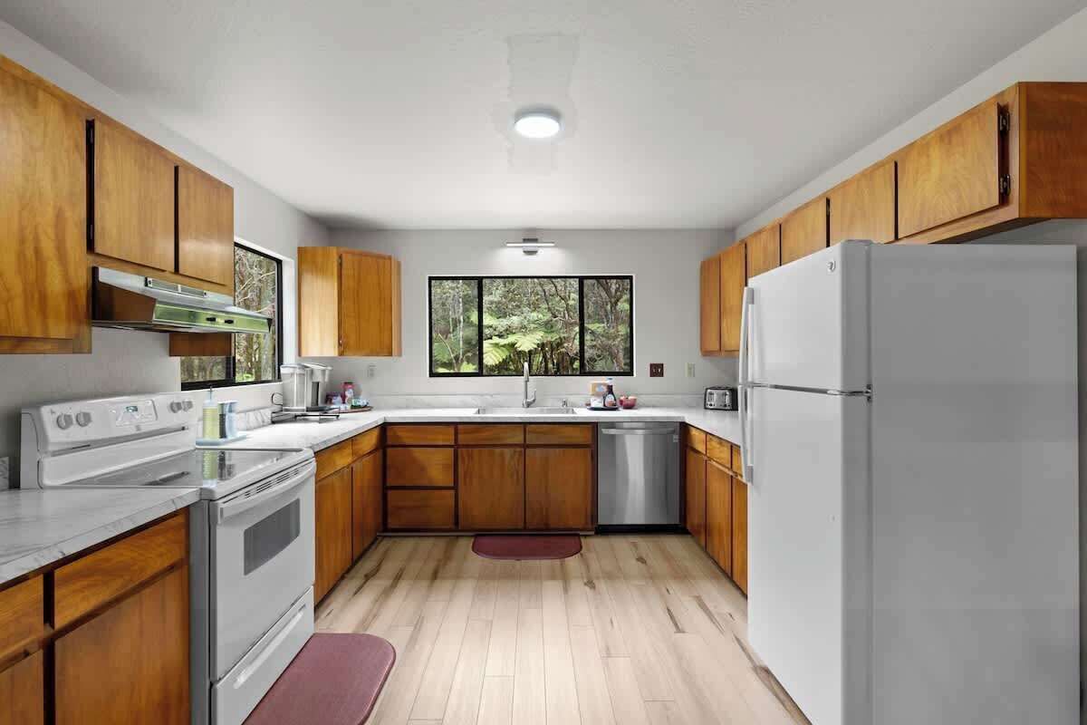 Jääkaappi, mikroaaltouuni, uuni, liesi