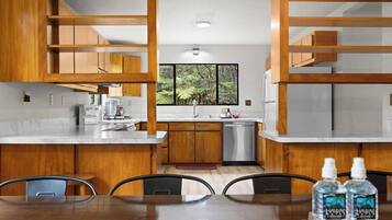 Kylskåp, mikrovågsugn, ugn och spishäll