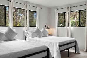 5 bedrooms, iron/ironing board, travel cot, WiFi - Stop Looking! You've found it! (Volcano)