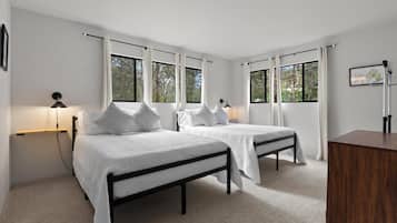 5 habitaciones, escritorio y tabla de planchar con plancha