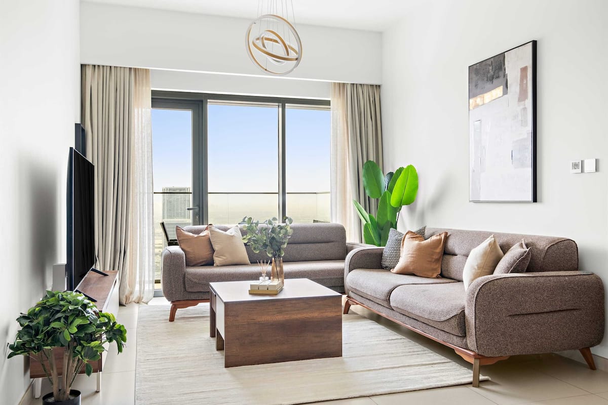 Apartamento superior, 1 cama de matrimonio grande, vistas a la ciudad | Zona de estar | Smart TV de 50 pulgadas con canales digitales