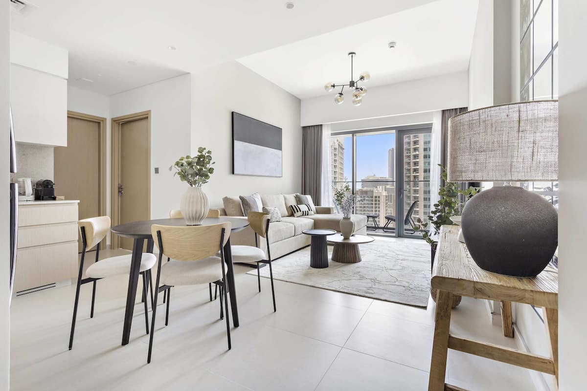 Apartamento (Burj Royale 2108) | Zona de estar | Smart TV de 50 pulgadas con canales digitales