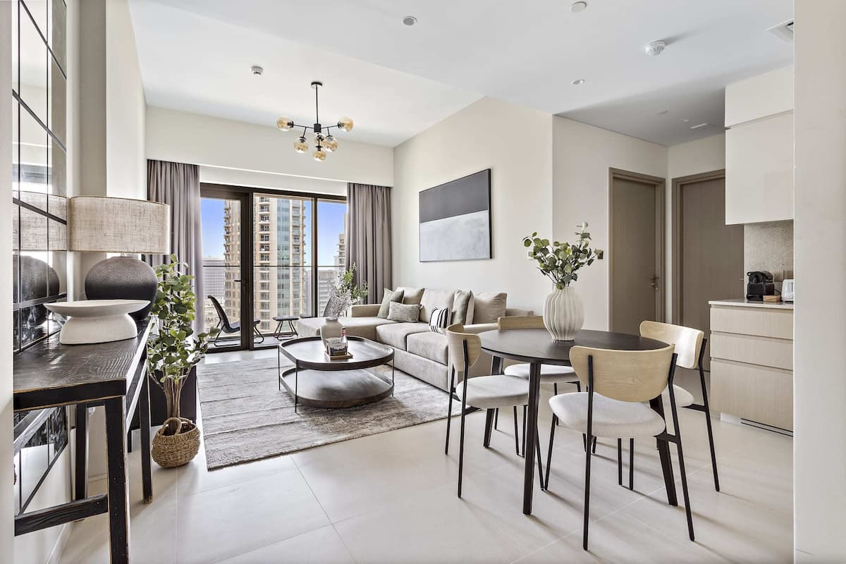 Apartamento (Burj Royale 2105) | Zona de estar | Smart TV de 50 pulgadas con canales digitales