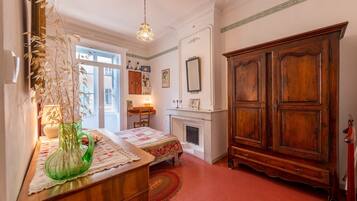 1 slaapkamer, een strijkplank/strijkijzer, gratis wifi, beddengoed