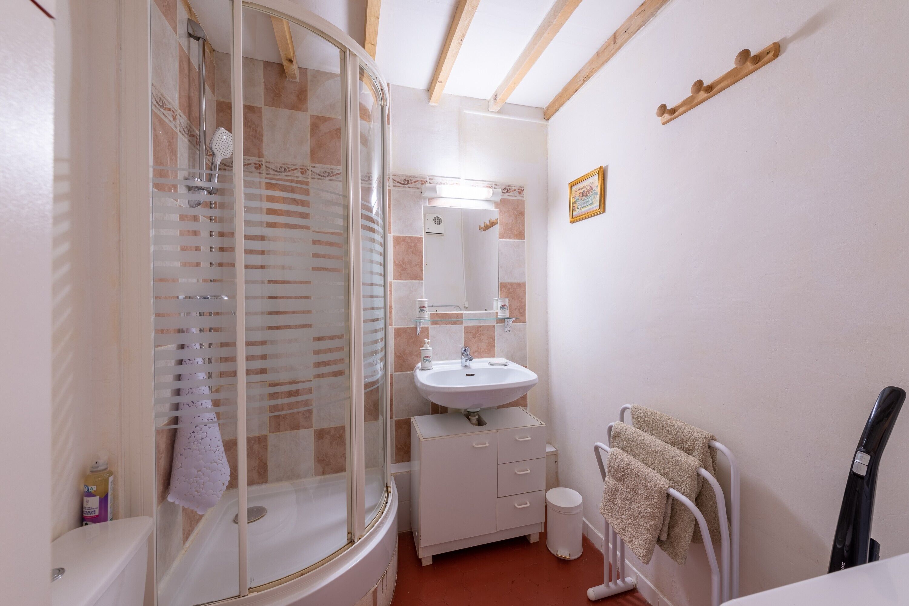 Een douche, een haardroger, handdoeken