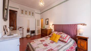 1 slaapkamer, een strijkplank/strijkijzer, gratis wifi, beddengoed