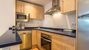 冰箱、微波炉、烤箱、炉灶