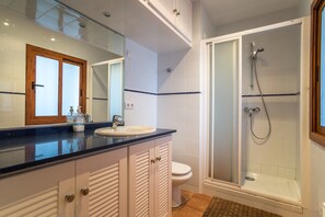 Douche, sèche-cheveux, serviettes fournies