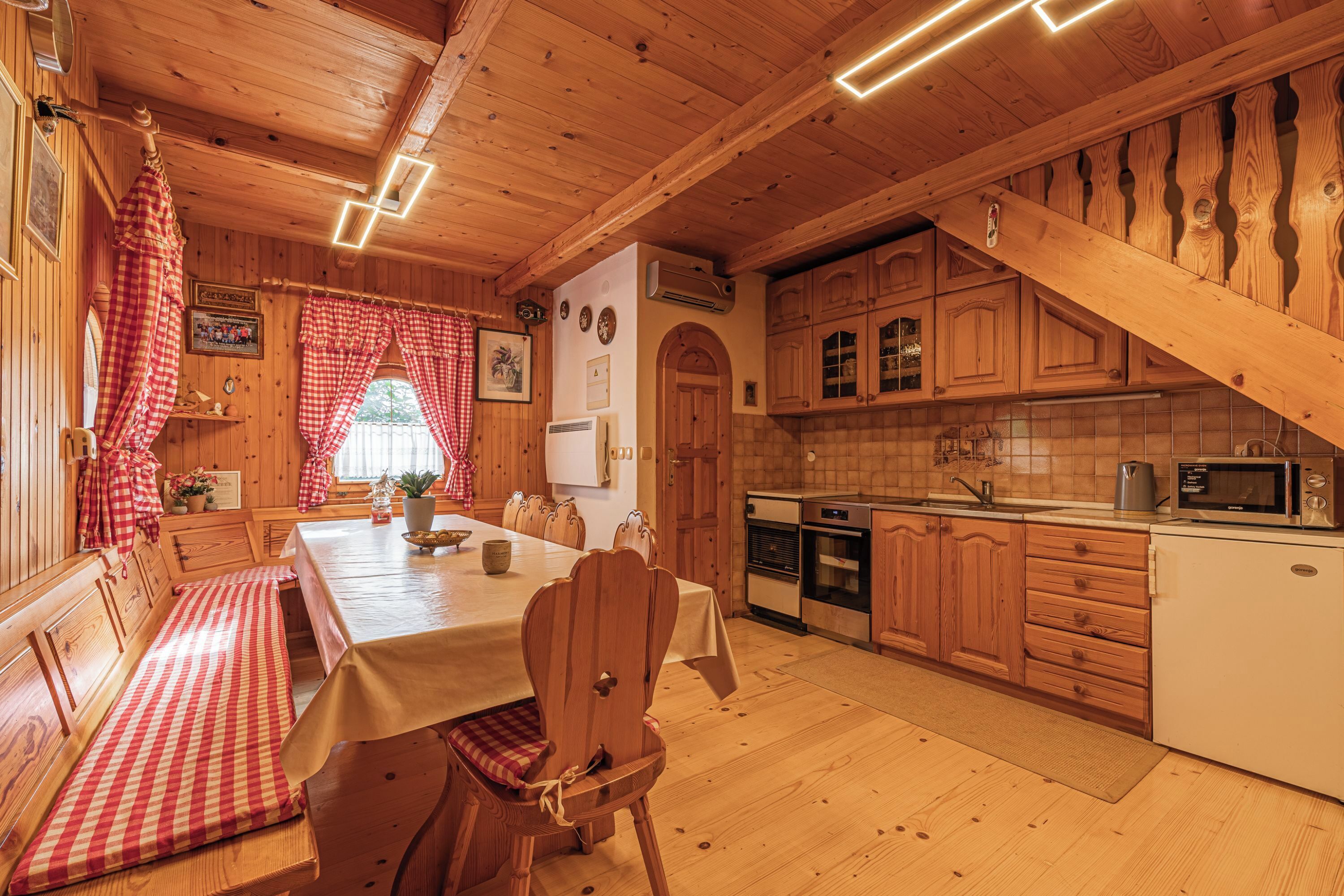 Family Chalet, Multiple Bedrooms, Mountainside (Rudnica Hill Lodge) | Private kitchen | Fridge, microwave, oven, stovetop