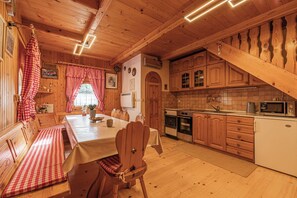 Familienchalet, Mehrere Schlafzimmer, Bergseite (Rudnica Hill Lodge) | Eigene Küche | Kühlschrank, Mikrowelle, Ofen, Herdplatte