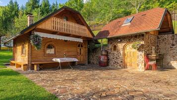 Family Chalet, Multiple Bedrooms, Mountainside (Rudnica Hill Lodge) | Outdoor dining
