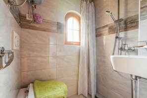 A bathroom with a shower, a sink, a window, and a towel rack. - Rudnica Hill Lodge With Private Garden (Podcetrtek)