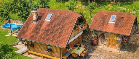 ชาเลท์สำหรับครอบครัว, หลายห้องนอน, ติดภูเขา (Rudnica Hill Lodge) | บริเวณภายนอก