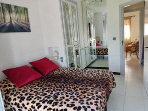 2 bedrooms, iron/ironing board, WiFi, bed sheets