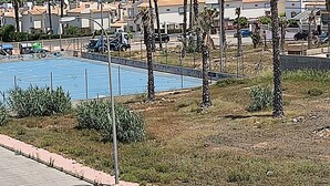 A residential area with a swimming pool, palm trees, and a clear view of the sea. - Confort Apartamento con Excelentes Vistas al mar (VC)