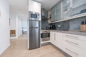 Een koelkast, een microgolfoven, een oven, een vaatwasser