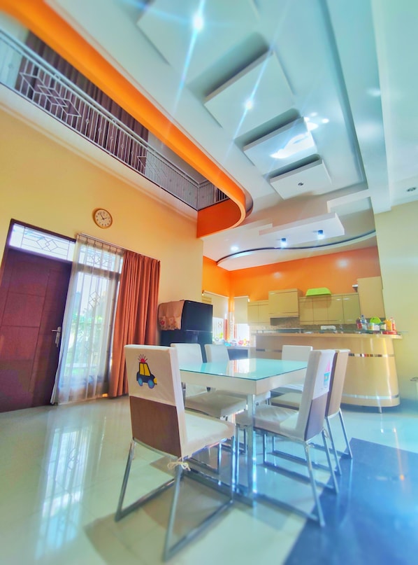 House | In-room dining