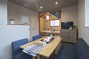 经典四人房 | 起居区 | 24-英寸纯平电视（配备有线频道）