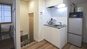 A compact kitchen with a microwave, kettle, and sink. - TokinoyadoNijo (Kyoto)