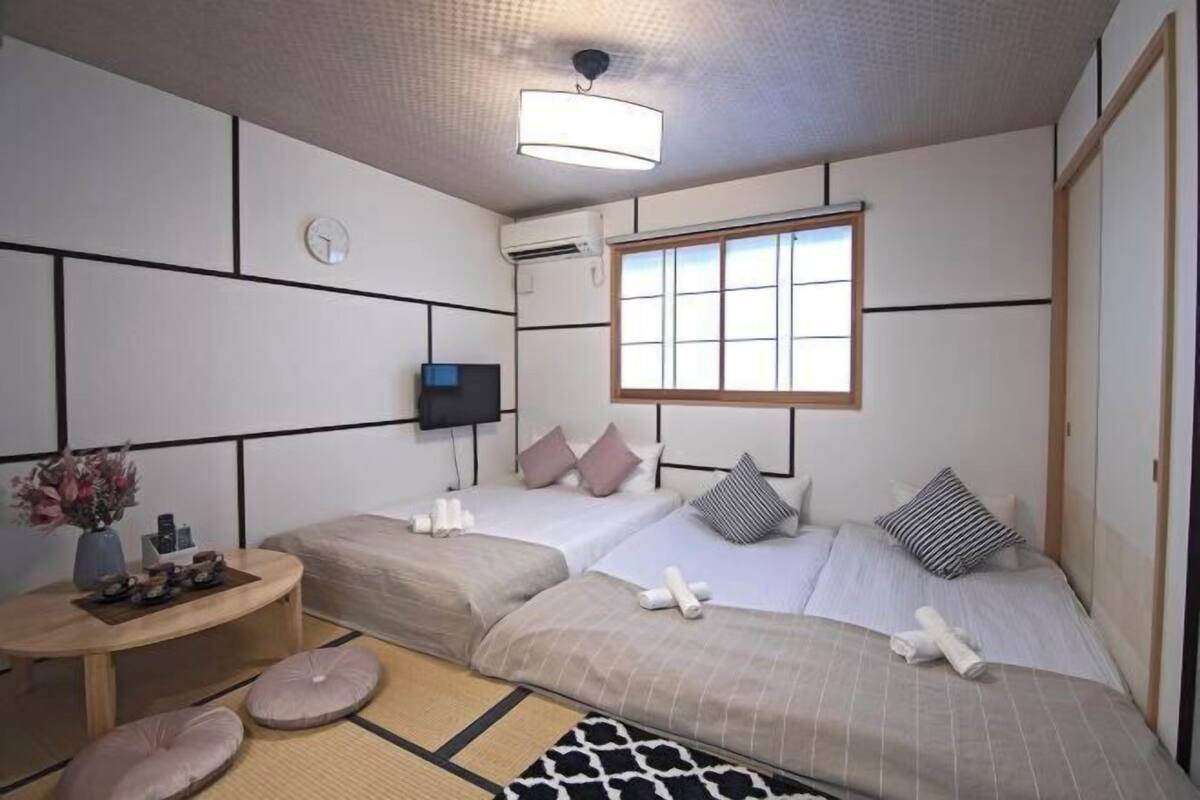 Escritorio, espacio para trabajar con un portátil, cortinas opacas