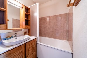 Bathtub, hair dryer - Apartment 'Nikye Morillon 5 Personnes' with Mountain View and Balcony (Morillon)