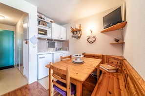 Dining - Apartment 'Nikye Morillon 5 Personnes' with Mountain View and Balcony (Morillon)