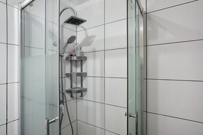 Dusche, Haartrockner, Handtücher
