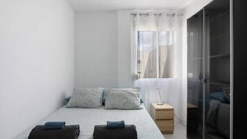 3 slaapkamers, een strijkplank/strijkijzer, gratis wifi, beddengoed