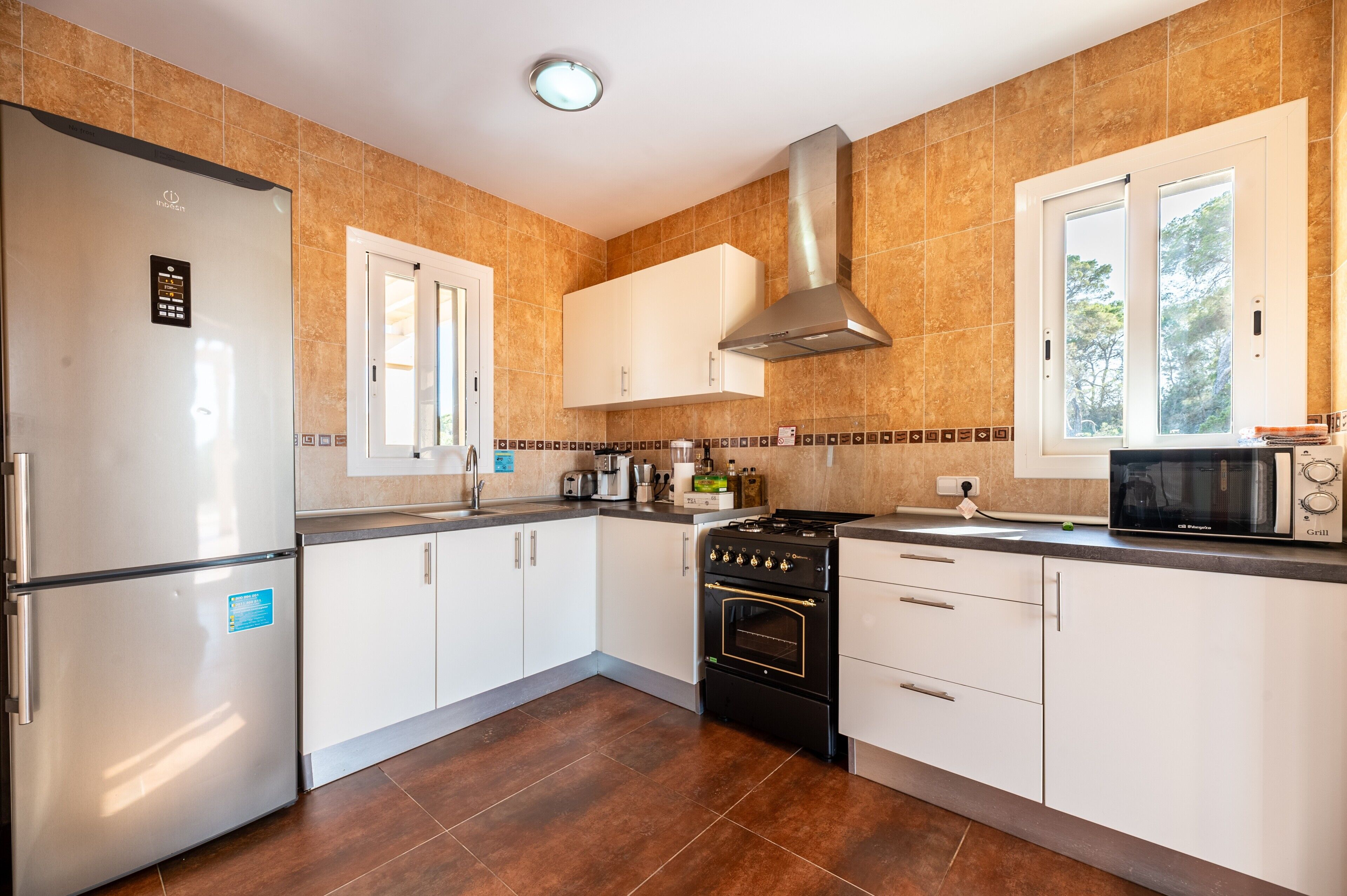 Jääkaappi, mikroaaltouuni, uuni, liesi