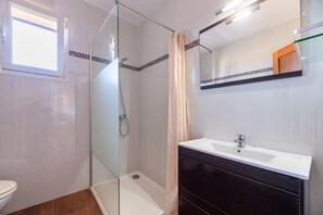 Regadera, secadora de cabello, toallas 