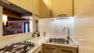 Kühlschrank, Mikrowelle, Herdplatte, Wasserkocher mit Kaffee-/Teezubehör