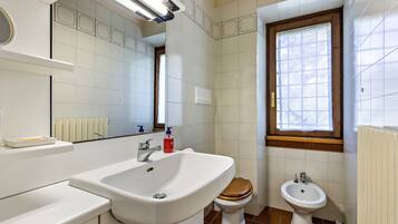 Badewanne, kostenlose Toilettenartikel, Haartrockner, Handtücher