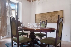 Dining - Apartment 'Dimora Ettore - Lago Maggiore' with Private Terrace, Balcony and Wi-Fi (Casalzuigno)