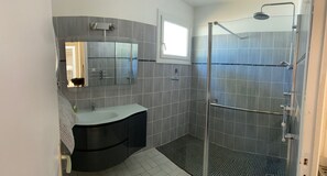 Shower, hair dryer, towels, soap - Maison DE Vacances AU Calme Proche Plage (Ondres)