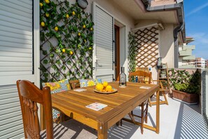 Outdoor dining - Germano Holiday House, 160m2 of comfort and sea view (Pachino)