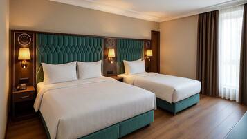 Habitació triple familiar | Roba de llit d'alta qualitat, cobrellits i minibar