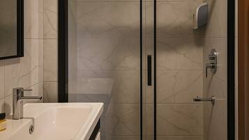 Habitació amb dos llits individuals estàndard | Bany | Dutxa, capçal de dutxa tipus cascada, assecador de cabells i sabatilles