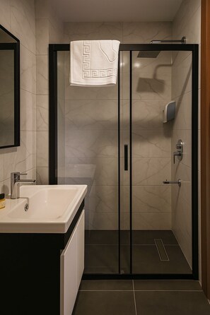 双床房, 2 张单人床 | 浴室 | 淋浴设施、大花洒淋浴喷头、吹风机、拖鞋