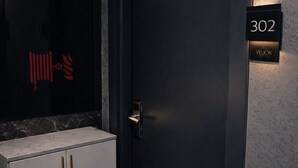 Rom – standard | Sengetøy av topp kvalitet, dundyner, minibar og safe på rommet