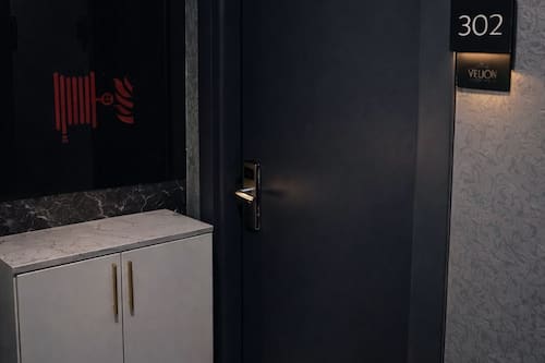 Standard-huone | Ylelliset vuodevaatteet, untuvapeitot, minibaari, tallelokero huoneessa