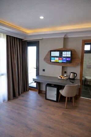 Deluxe Double Room with Balcony | Premium bedding, down comforters, minibar, in-room safe - Shelton Airport Otel (Arnavutköy)