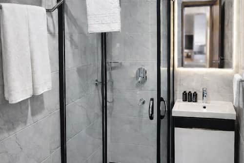 Deluxe Double Room with Balcony | Bathroom | Shower, rainfall showerhead, hair dryer, slippers